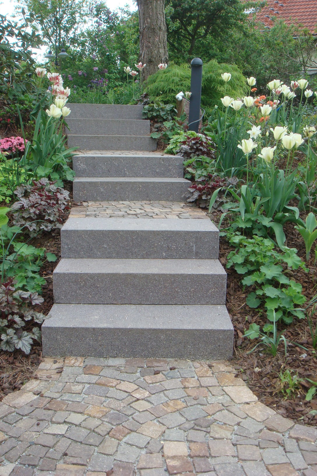 Porphyrtreppe und Pflasterung
